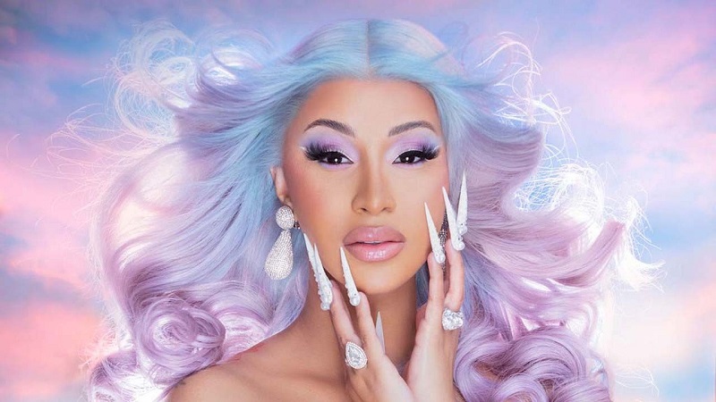 Cardi B plus médiévale que jamais en Balenciaga (vidéo)
