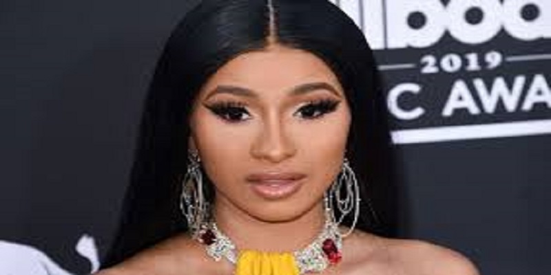 Cardi B : la star pose nu pour montrer son nouveau tatouage de paon (photos)