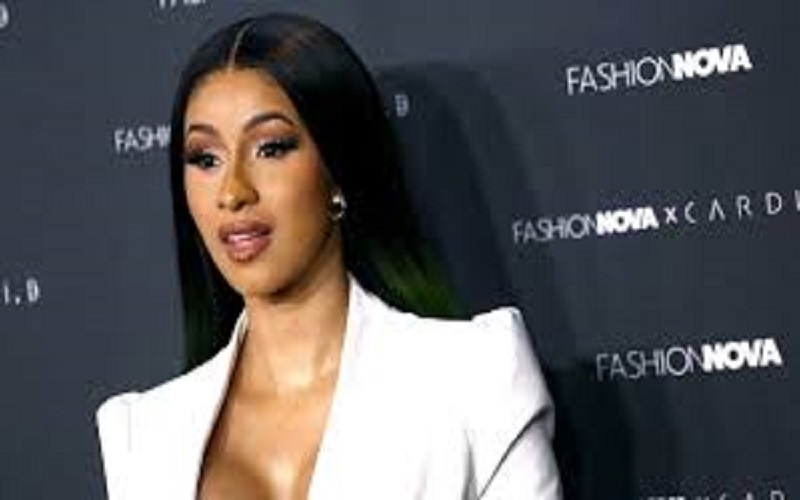 Cardi B ultra sexy dans une robe filet pour Apple Music
