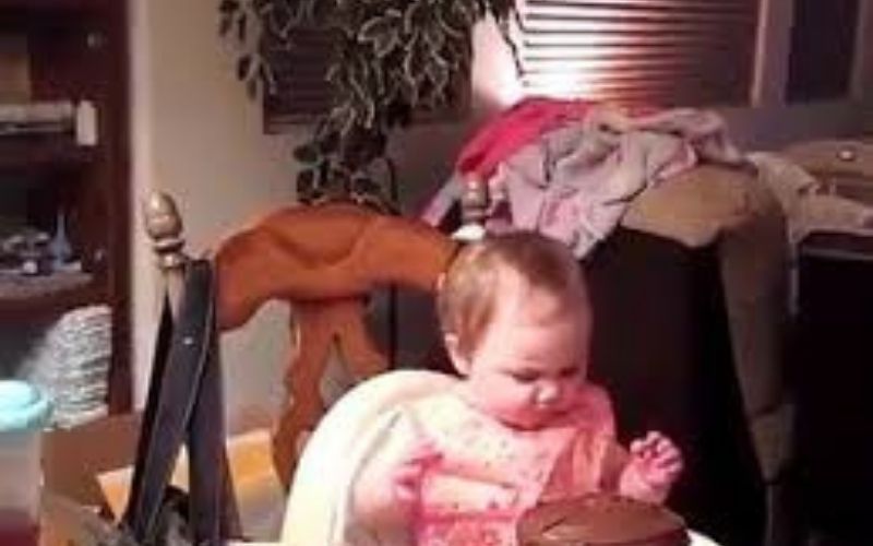 Ce bébé goûte du chocolat pour la première fois et amuse la Toile