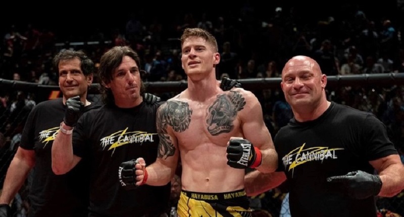 Ce combattant de MMA met son adversaire KO sans les mains (vidéo)