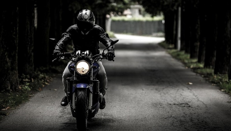 Ce motocycliste frôle la mort puis poursuit son chemin comme si de rien n’était (vidéo)
