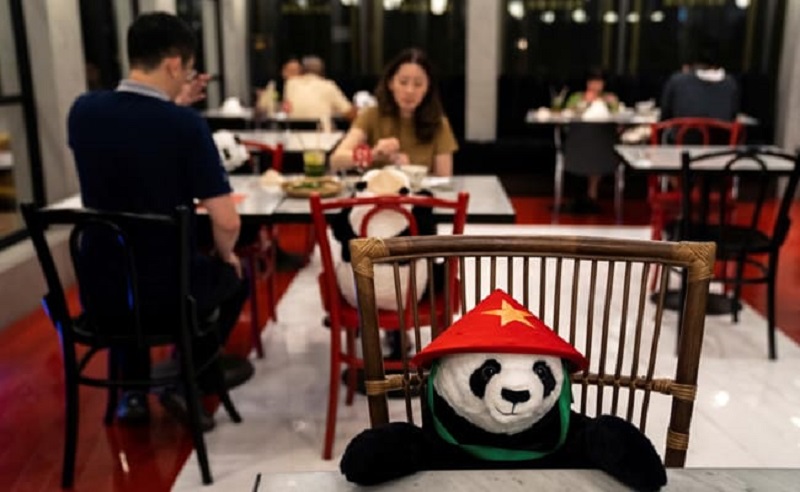 Ce restaurant fait respecter les règles sanitaires avec des pandas