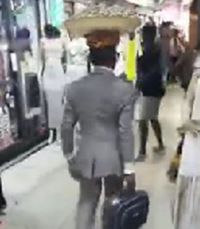 Ce vendeur d’arachides camerounais en veste et cravate séduit toute la toile ! (vidéo)