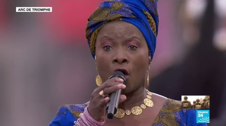 Centenaire de l’armistice de la 1ère Guerre Mondiale : la chanson Blewu de Bella Bellow interprétée par Angélique Kidjo devant les chefs d’Etat (Vidéo)
