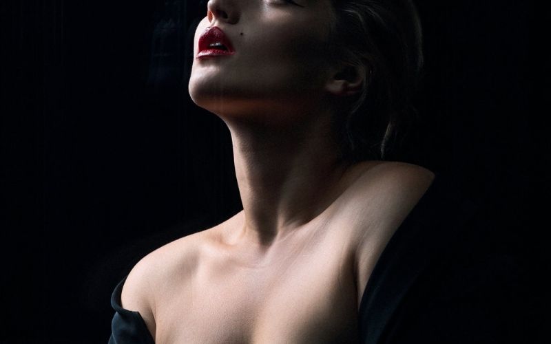 Cette influenceuse pose en lingerie avec sa serviette hygiénique visible