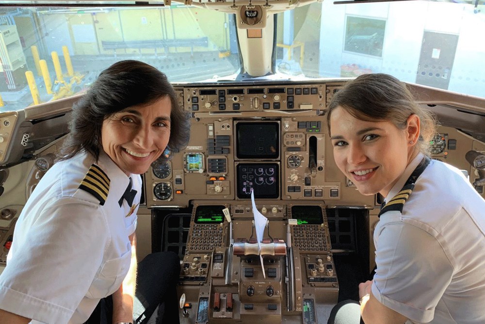 Cette photo d’une mère et sa fille aux commandes d’un Boeing qui brise les stéréotypes