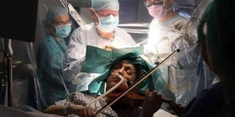 Cette violoniste a joué du violon pendant qu’elle se faisait opérer au cerveau (vidéo)