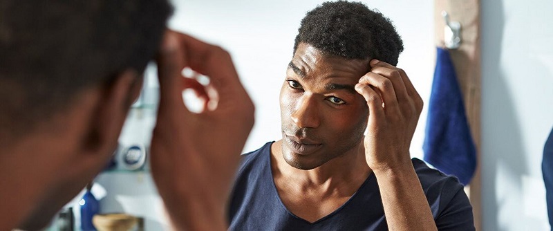 Cheveux : la plus grosse erreur  faite quand vous  coupez  votre  chevelure  seul à la maison