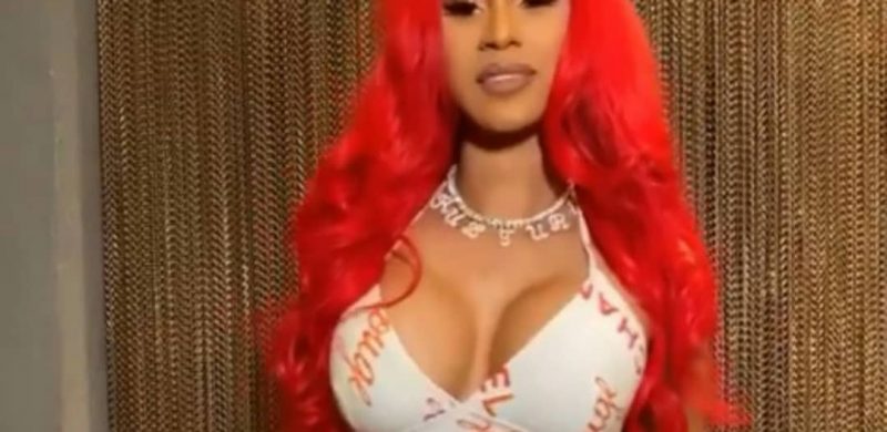 Cheveux rouges et mini robe : Cardi B sort l’artillerie de séduction massive