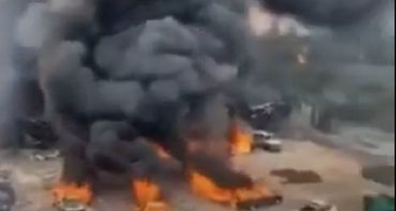 Un camion-citerne explose quand des personnes s’approchent pour voler du combustible (Vidéo)
