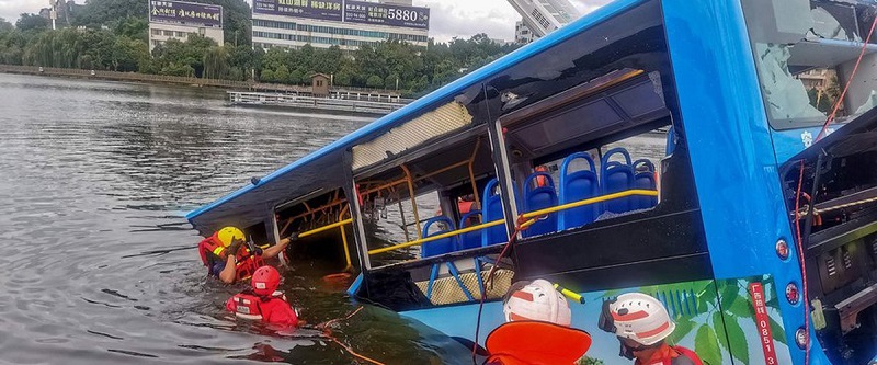 Chine : un chauffeur précipite volontairement son bus dans un lac et tue 21 personnes (vidéo)