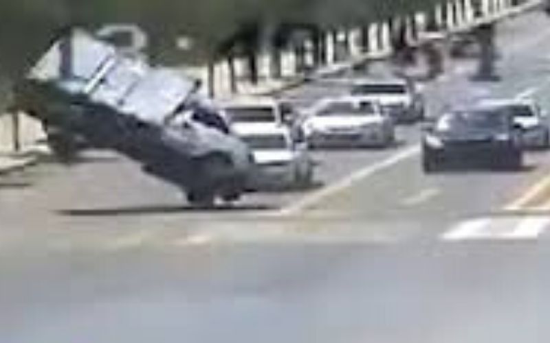 Chine : un « étrange » coup de vent emporte un camion arrêté à un feu rouge (vidéo)