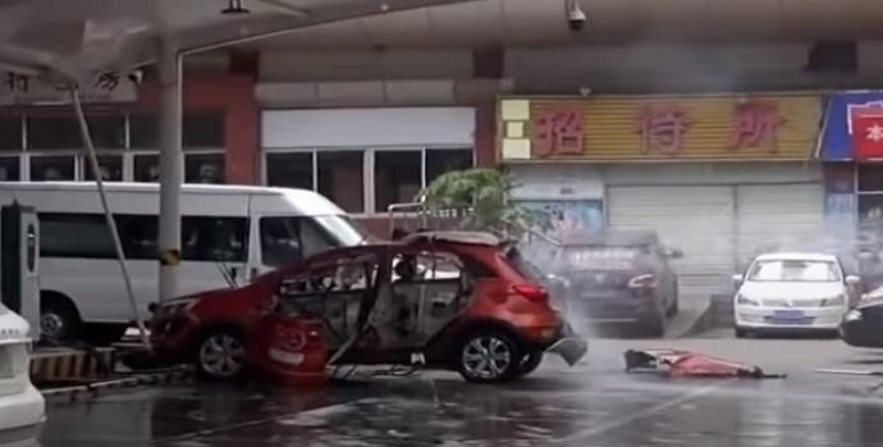 Chine : une voiture électrique explose en pleine charge (vidéo)