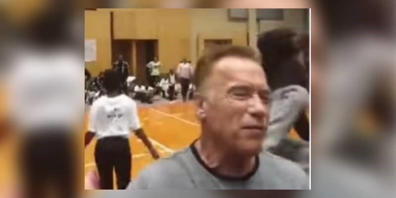 [Choc-Vidéo] Arnold Schwarzenegger victime d’une violente agression lors d’un selfie en Afrique du Sud