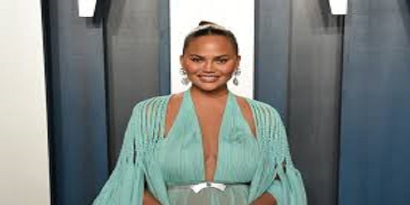 Lassée de ses implants mammaires, Chrissy Teigen, l’épouse de John Legend, va les faire retirer