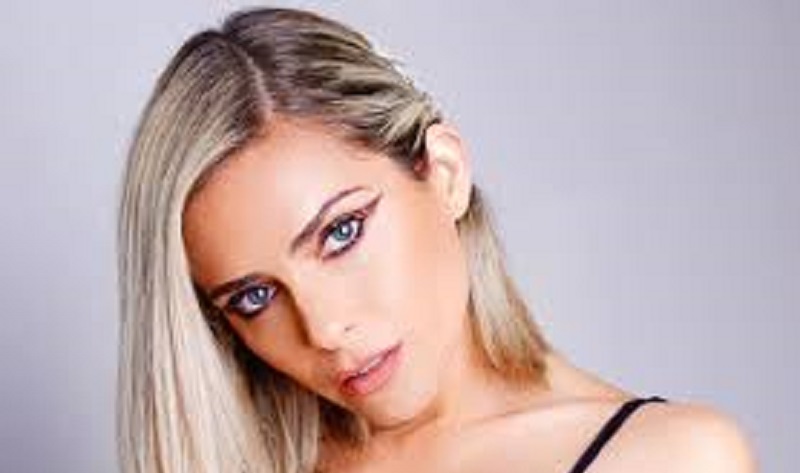Clara Morgane pratiquement nue, elle prend une pose très suggestive (photo)