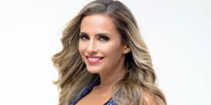 Clara Morgane sur une balançoire : elle dévoile son fessier bombé sous un mini-bikini
