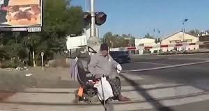 Coincé sur les rails, il est sauvé in extremis par une policière héroïque (vidéo)