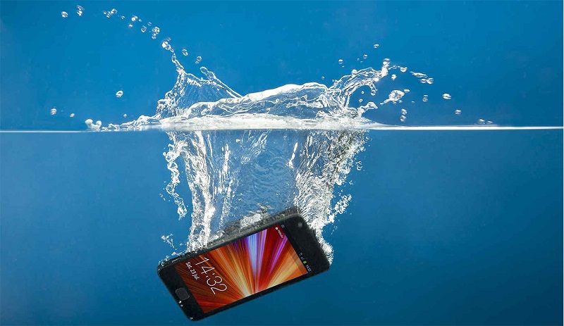 Comment sauver son téléphone tombé à l’eau
