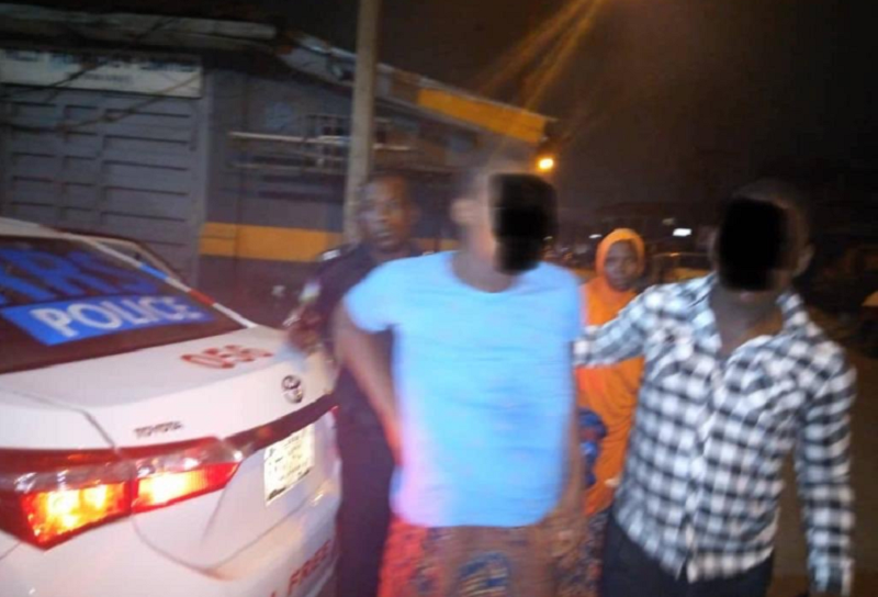 Confinement / Nigeria : les policiers de Lagos aident une femme à accoucher (photos)