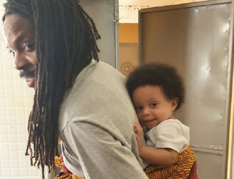 Confinement : la photo d’un ministre sierra-léonais portant un bébé lors d’une visioconférence, devient virale