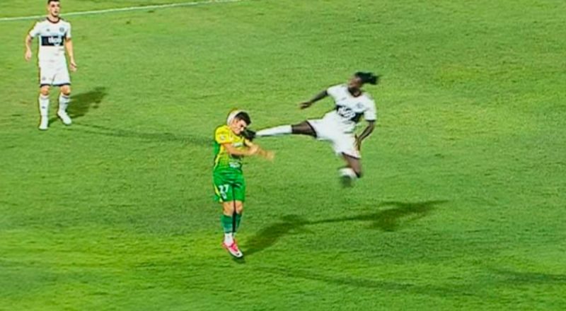 Copa Libertadores : Emmanuel Adebayor prend un carton rouge  sur un geste de  Taekwondo (Vidéo)