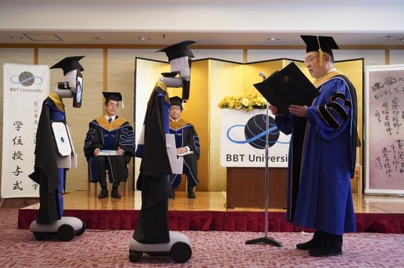 Coronavirus : Une cérémonie de remise des diplômes organisée avec des robots