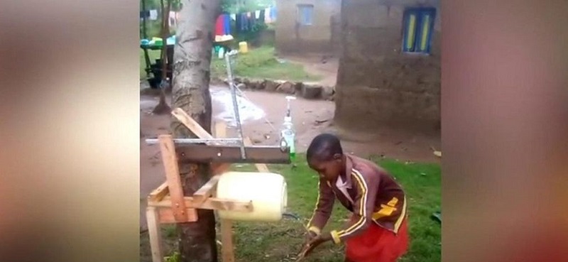Coronavirus en Afrique : un Kenyan de 9 ans invente une machine pour se laver les mains (vidéo)