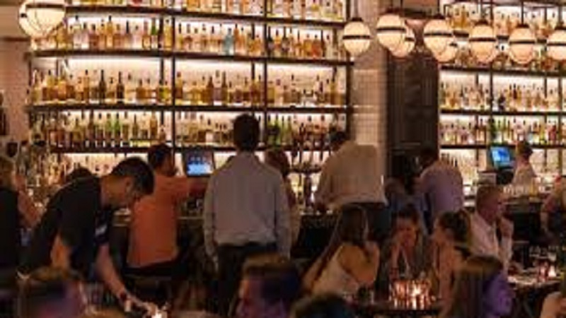 Coronavirus : en attendant le résultat du test, il fait la tournée des bars et provoque leur fermeture