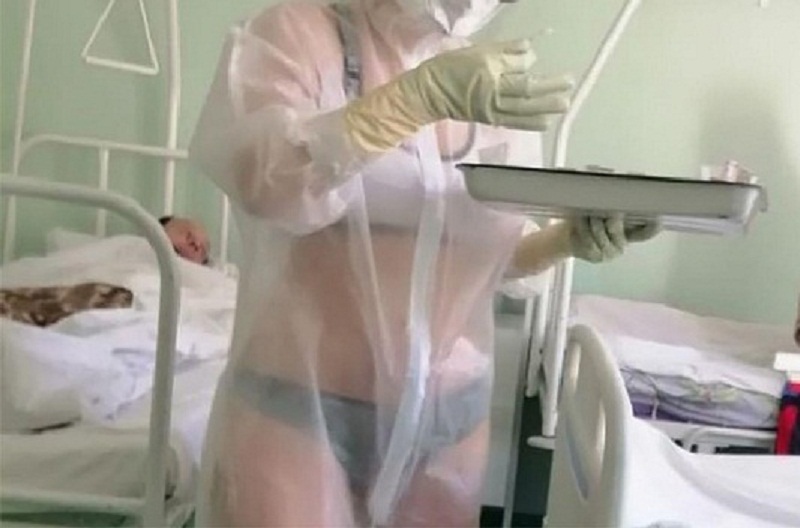 Coronavirus : une infirmière ne porte que de la « lingerie » sous une blouse  transparente Epi pour soigner les malades du Covid-19 (photo)