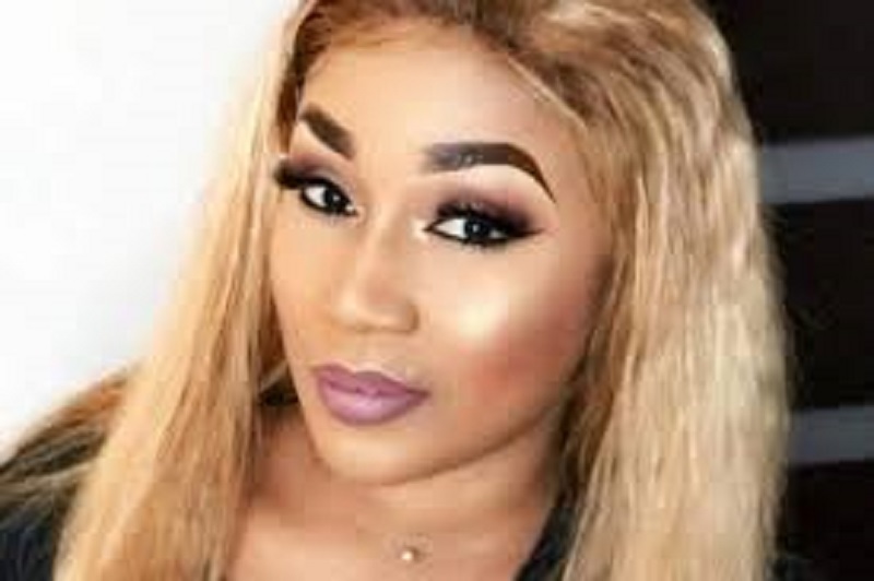 Côte d’Ivoire : Emma Lohoues envoûte la toile avec ses superbes courbes