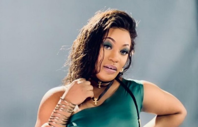 Seins et cuisses apparents sous une robe noire transparente, Josey enflamme la toile (photo)