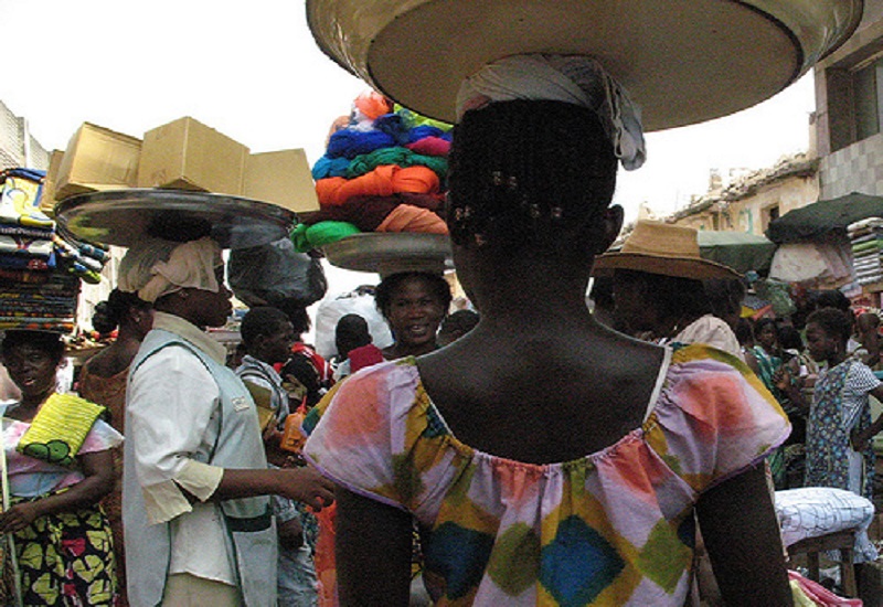 Côte d’Ivoire : la stratégie commerciale de cette vendeuse de bananes émeut la Toile (photo)