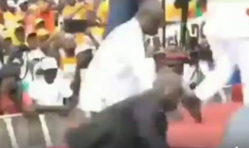 Côte d’Ivoire : le président Alassane Ouattara chute en plein meeting (vidéo)
