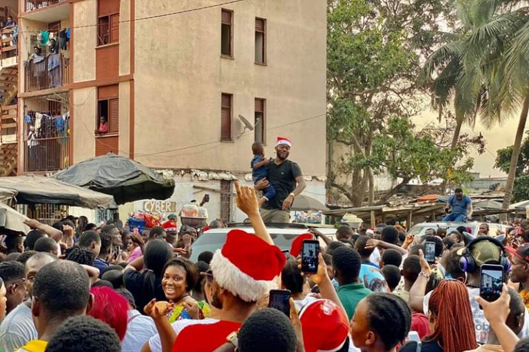Côte d’Ivoire : retour triomphal de Dj Kerozen dans son quartier d’enfance