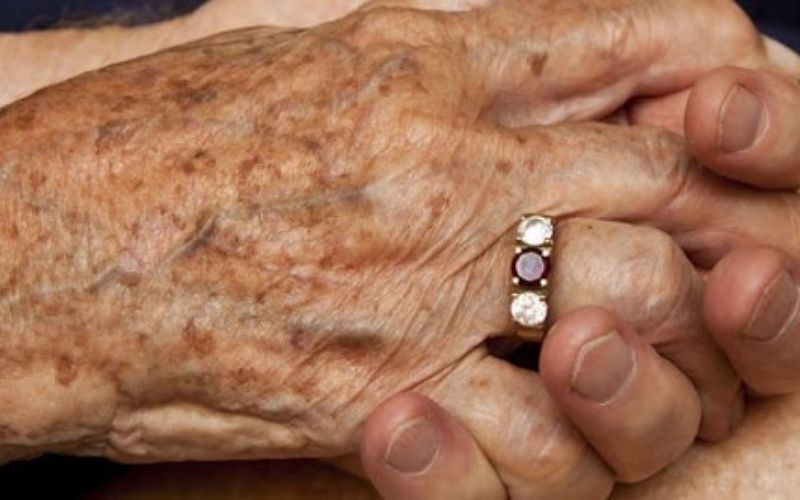 Covid-19 : Ils meurent main dans la main après 48 ans de mariage