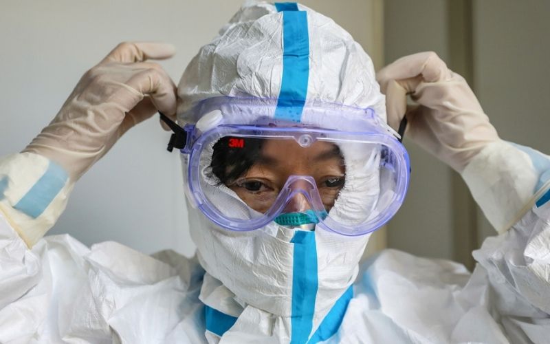 Covid-19 : cette photo d’un médecin enlaçant un malade, émeut les internautes