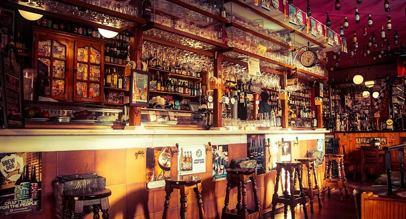 Covid-19 : lassé de voir ses clients ne pas respecter leurs distances, il installe une barrière électrique dans son bar (photo)