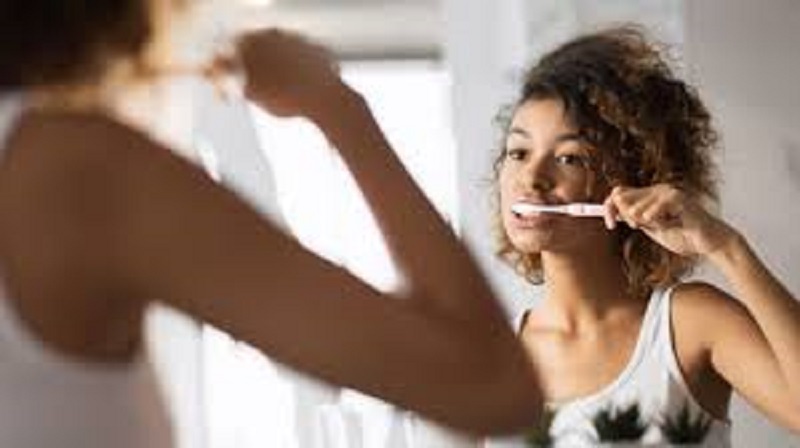 Covid-19 : le brossage des dents, efficace pour lutter contre le virus ?