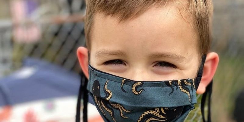 Covid-19 : le port du masque traditionnel aurait un impact négatif sur le développement des enfants