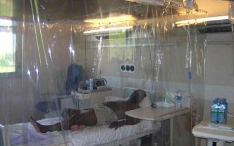 Covid-19 : soigné dans une chambre stérile, un homme contracte pourtant le virus