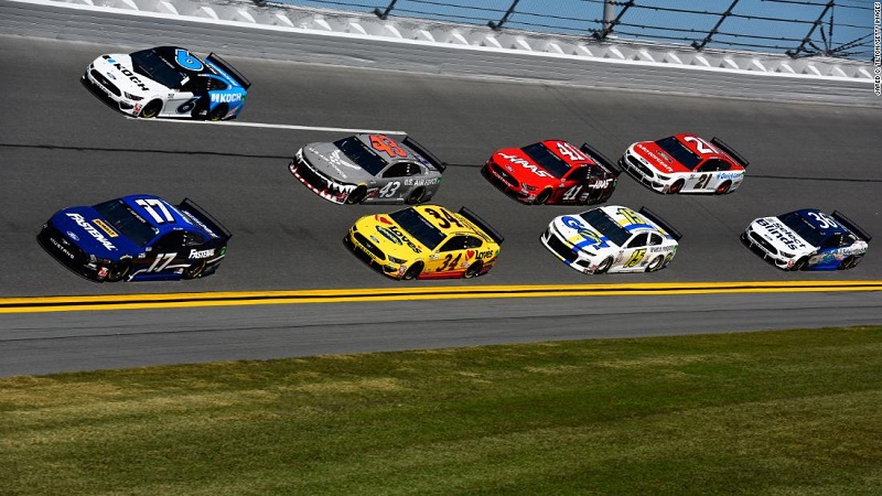 Crash spectaculaire d’un pilote de NASCAR à 300km/h pendant une course automobile (vidéo)