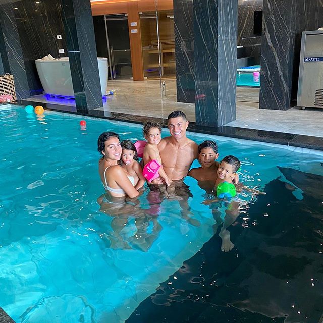 [Photo] Cristiano Ronaldo : adorable moment en famille avec Georgina et ses 4 enfants