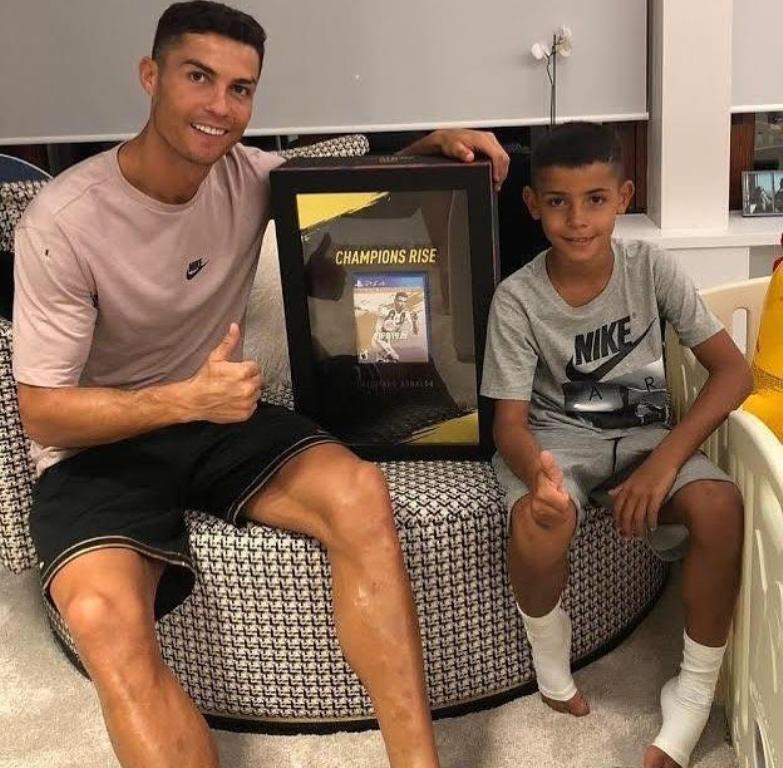 Cristiano Ronaldo et son fils posent fièrement avec le premier exemplaire au monde du nouveau FIFA’19 (Photo) : découvrez le nouveau slogan du jeu !