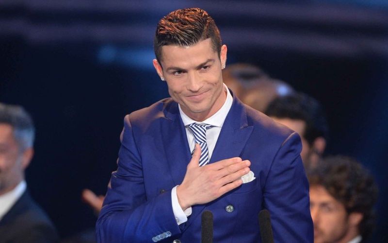 Cristiano Ronaldo pose en costume Louis Vuitton et s’attire les railleries de ses partenaires
