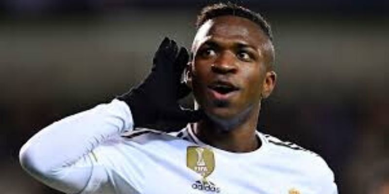 Vinicius : le footballeur se montre avec sa montre à 60000 dollars et fait le buzz sur la toile (photo)