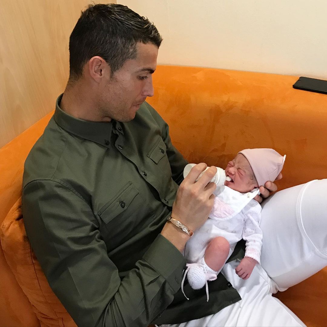 [Photo] Cristiano nourrit sa petite fille au biberon ; la toile complètement émue