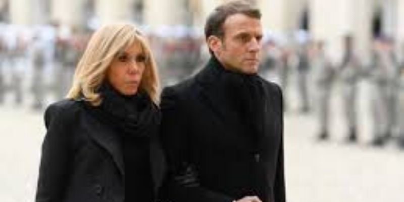 Emmanuel Macron enfant aux côtés de Brigitte Macron et son ex-mari : cette photo troublante qui fait polémique
