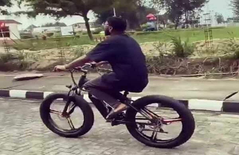 Davido : voici le prix de son vélo Mercedes Benz qui fait le buzz